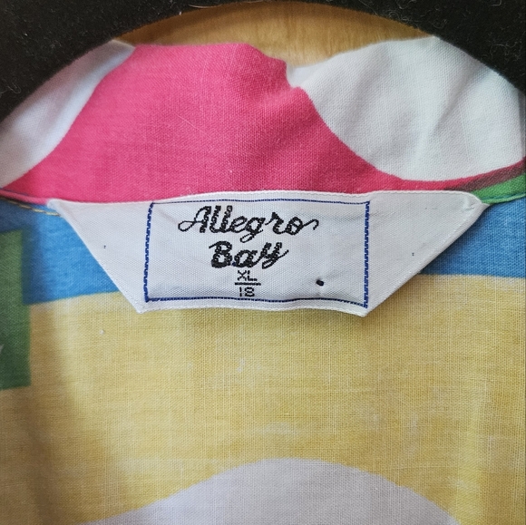 Fun vintage button-down - Picture 2 of 2